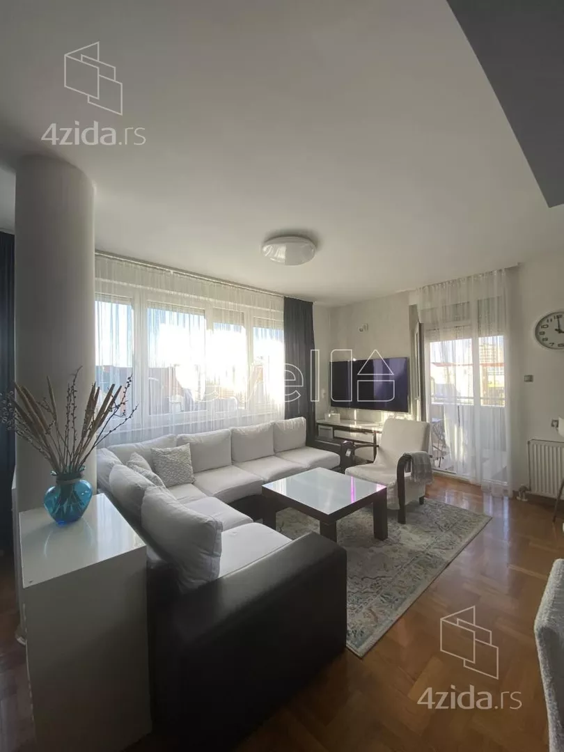 Šestosoban stan | 4zida