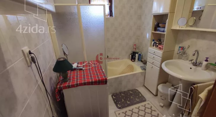 Poslovna zgrada | 4zida