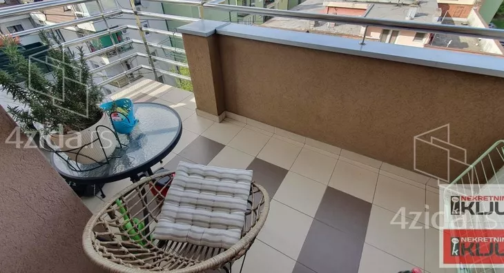 Šestosoban stan | 4zida