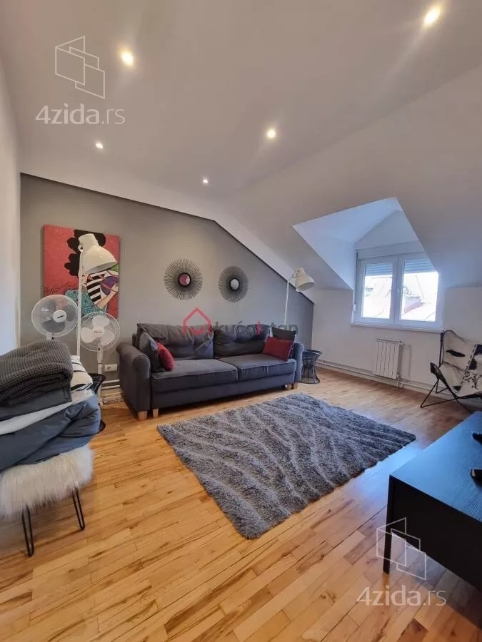 Sedmosoban stan | 4zida