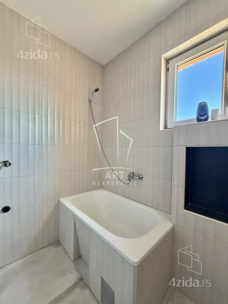 Šestoiposoban stan | 4zida