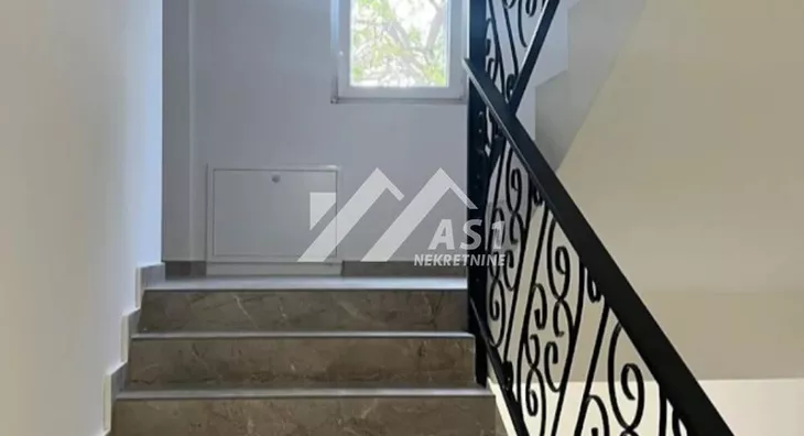 Poslovna zgrada | 4zida