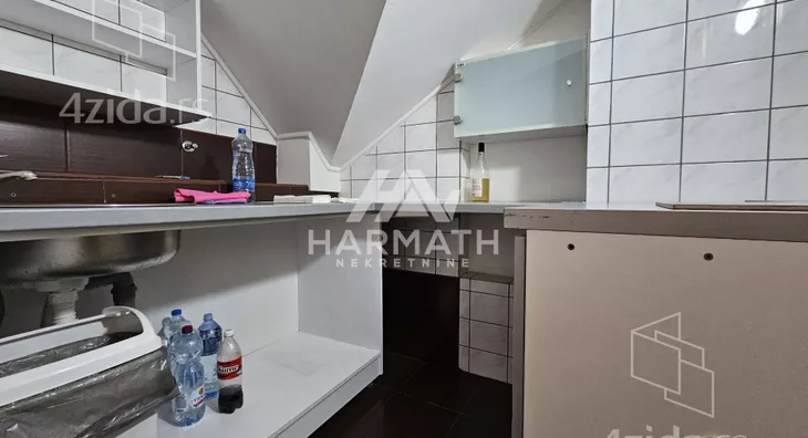 Poslovna zgrada | 4zida