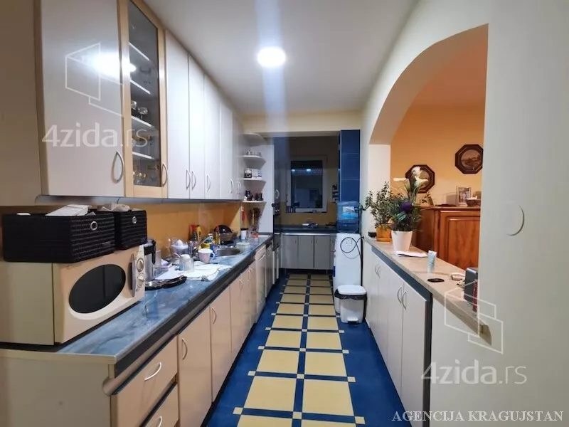 Poslovna zgrada | 4zida