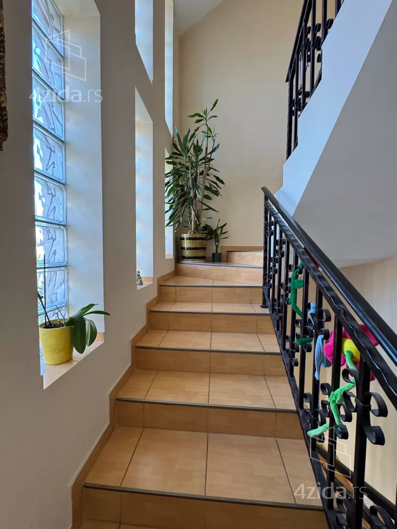 Petoiposoban stan | 4zida