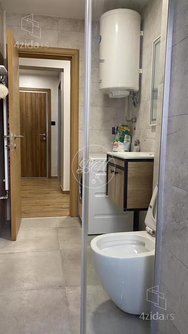 Šestoiposoban stan | 4zida