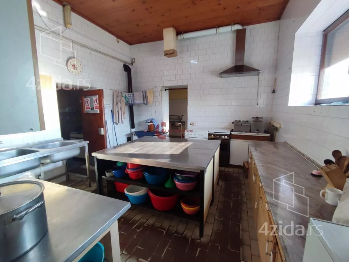 Poslovna zgrada | 4zida