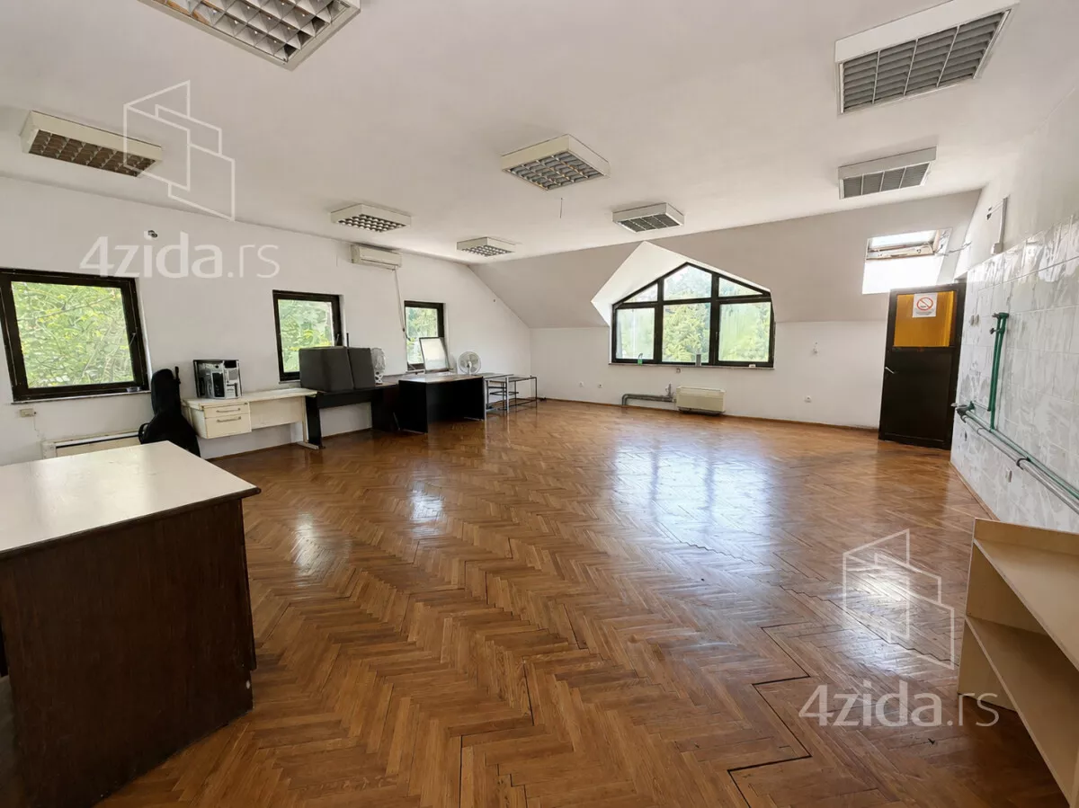 Poslovna zgrada | 4zida