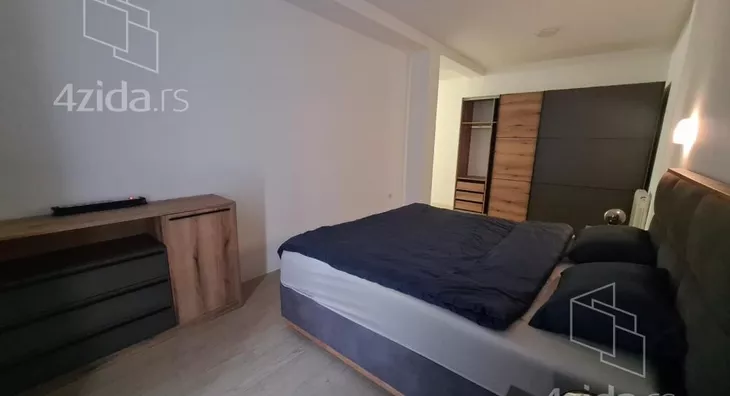 Šestosoban stan | 4zida