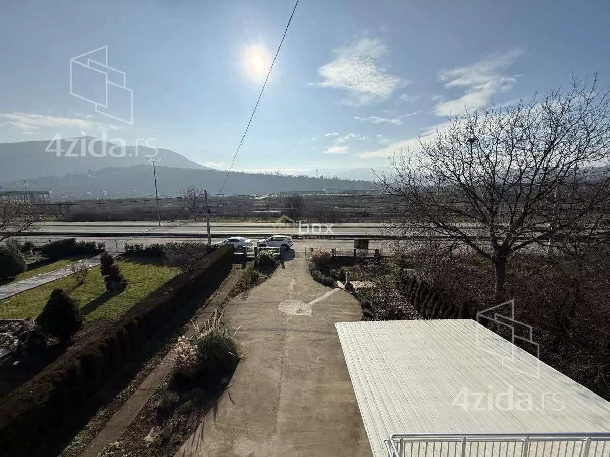 Poslovna zgrada | 4zida