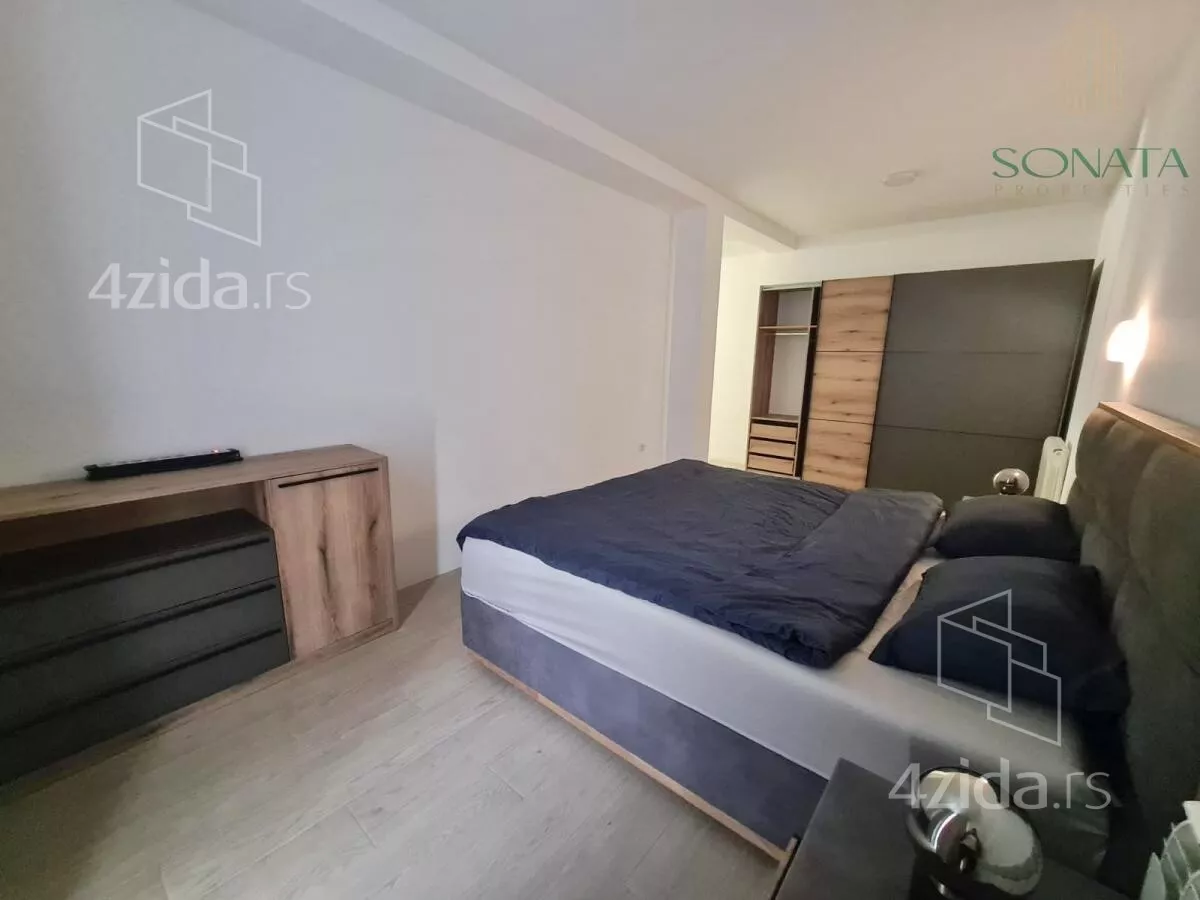 Šestosoban stan | 4zida