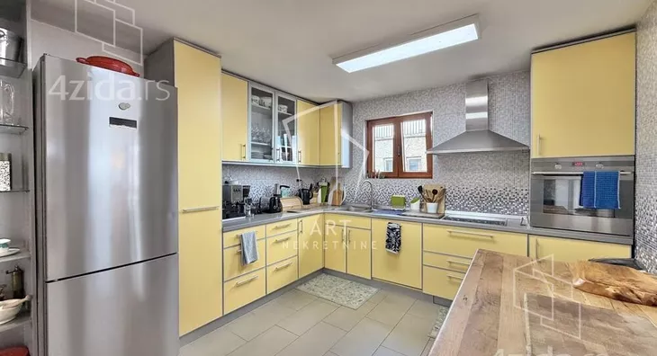 Četvoroiposoban stan | 4zida