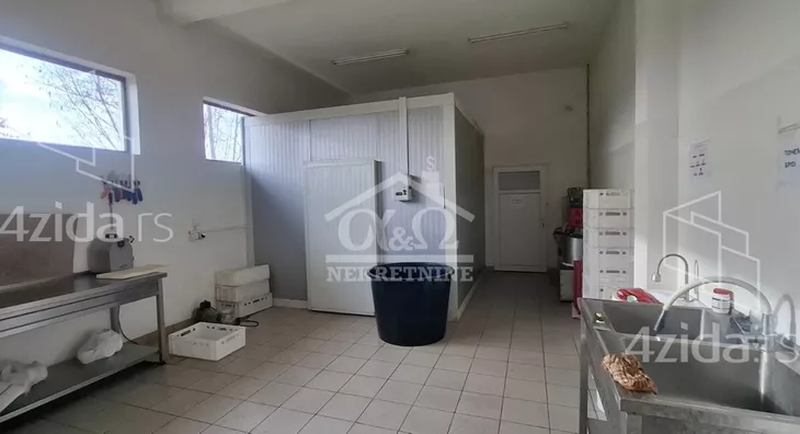 Poslovna zgrada | 4zida