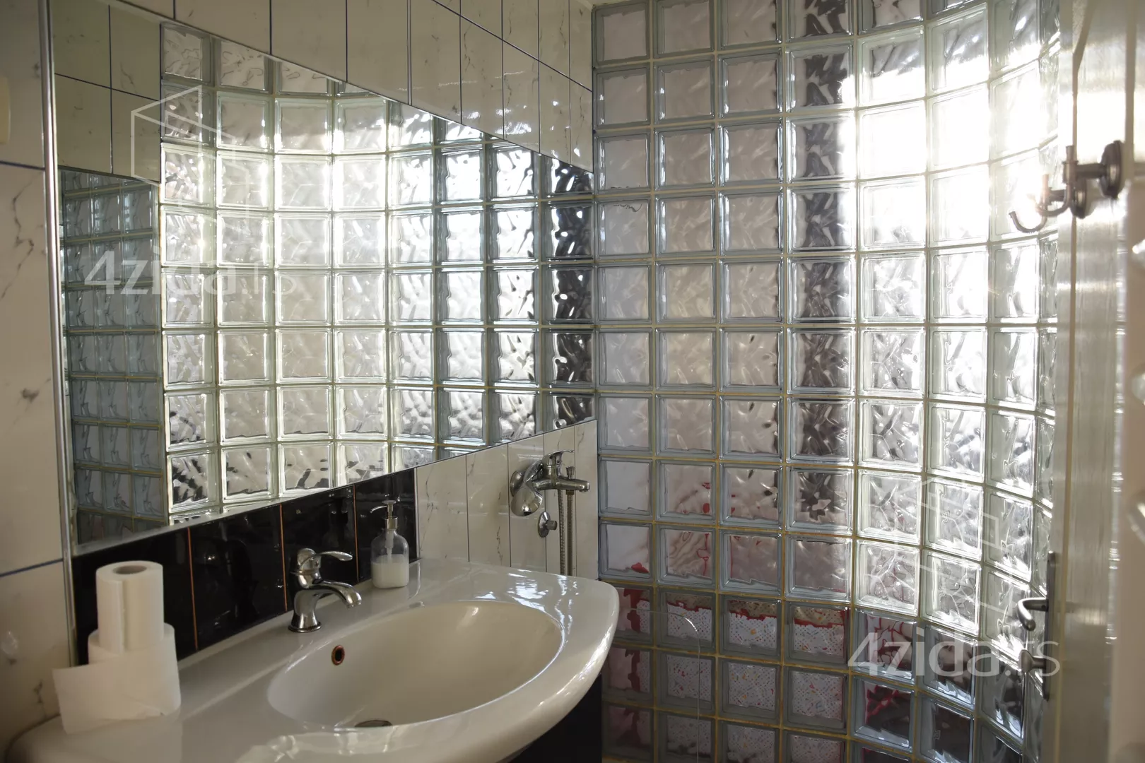 Četvoroiposoban stan | 4zida