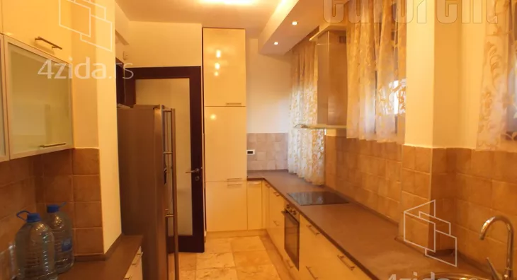 Četvoroiposoban stan | 4zida