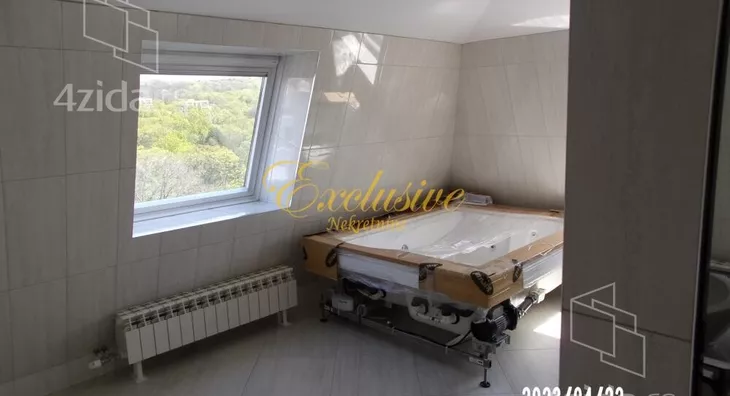 Šestoiposoban stan | 4zida