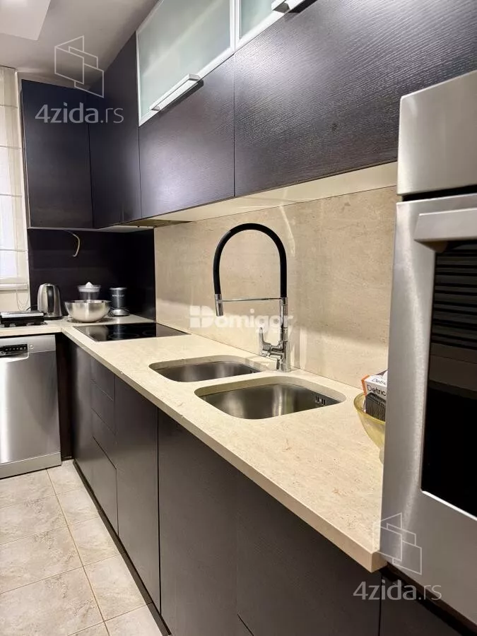 Petosoban stan | 4zida