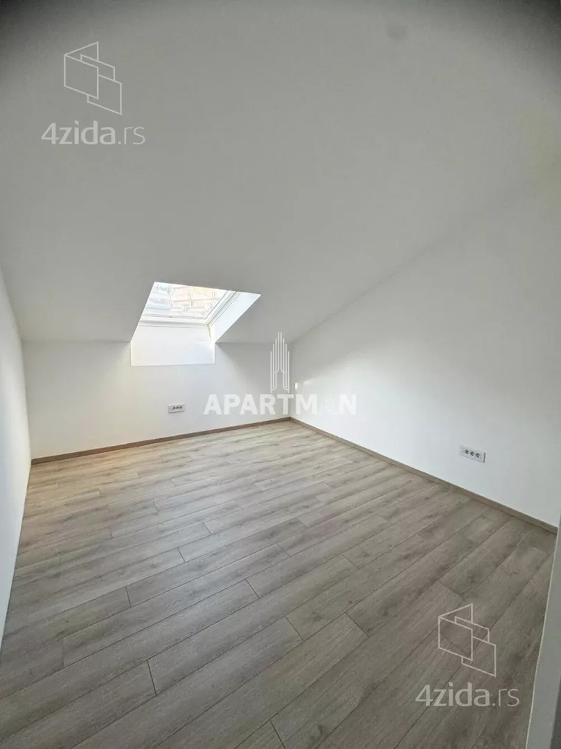 Poslovna zgrada | 4zida