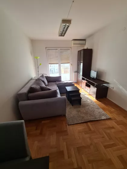 Lasla Gala | 4zida.rs