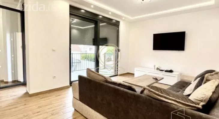 Poslovna zgrada | 4zida