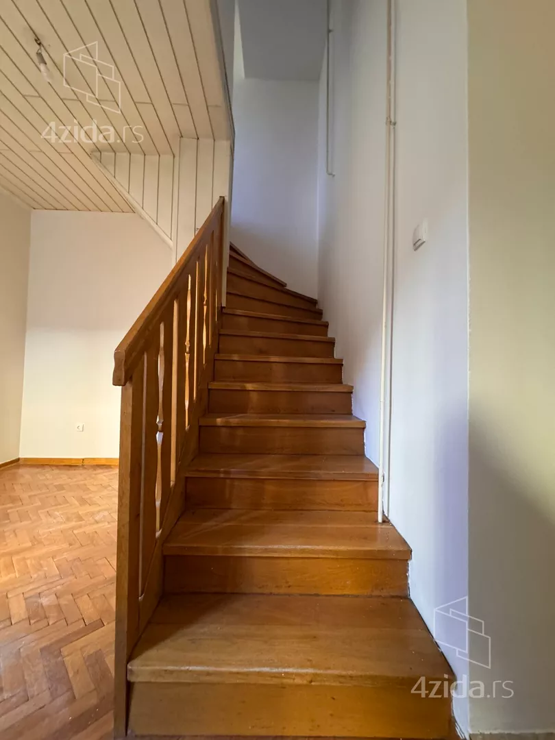 Četvoroiposoban stan | 4zida