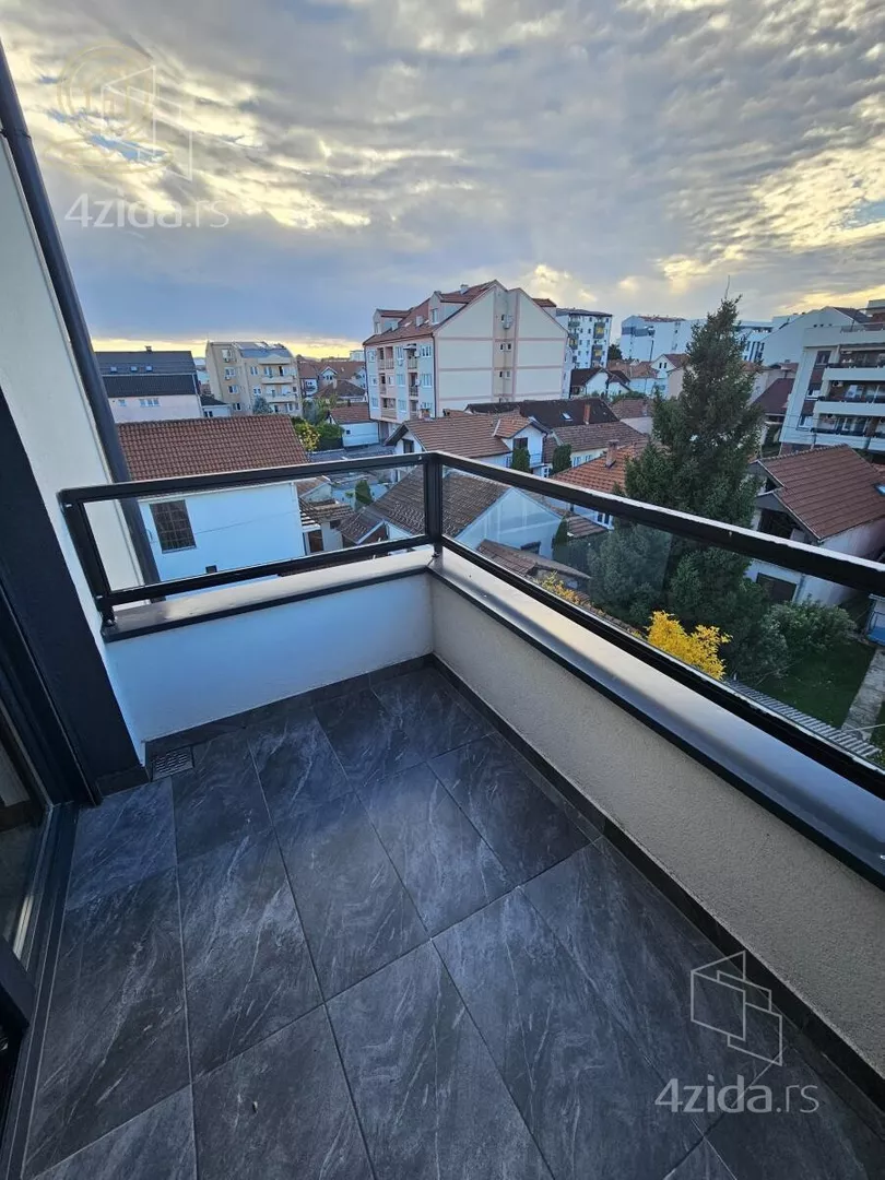 Šestosoban stan | 4zida