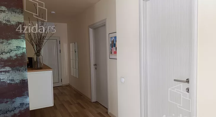 Poslovna zgrada | 4zida