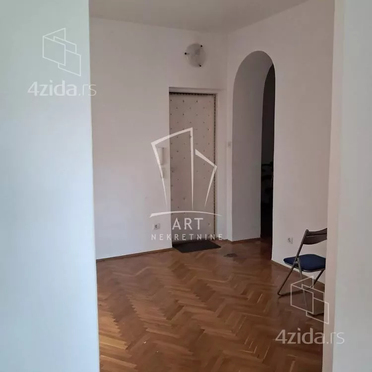 Šestoiposoban stan | 4zida