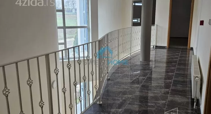 Poslovna zgrada | 4zida