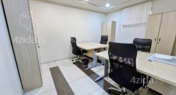 Poslovna zgrada | 4zida