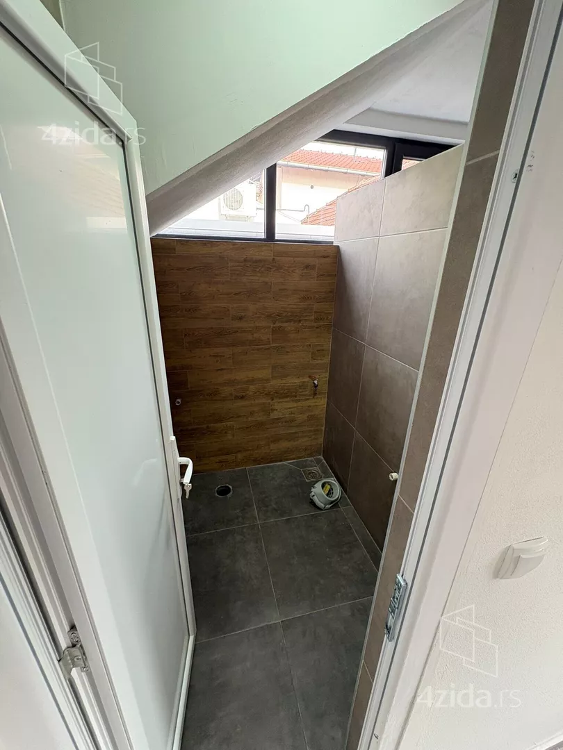 Poslovna zgrada | 4zida