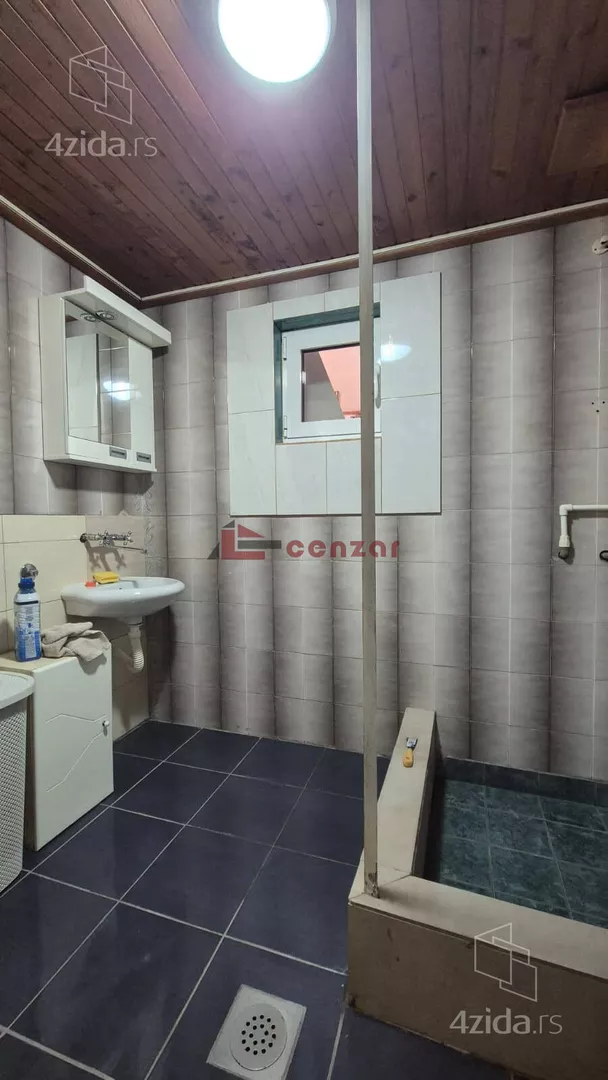 Poslovna zgrada | 4zida