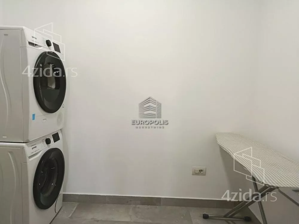 Šestoiposoban stan | 4zida