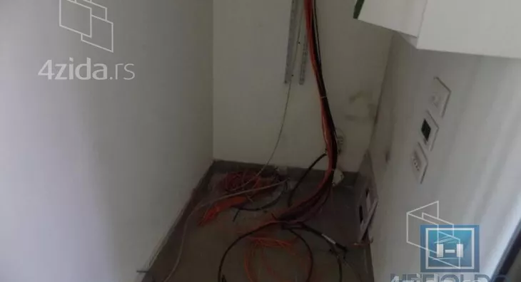 Poslovna zgrada | 4zida