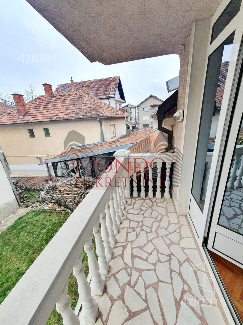 Poslovna zgrada | 4zida