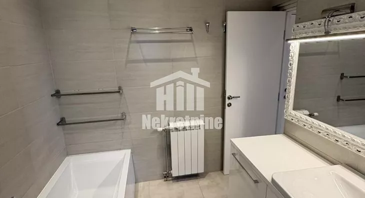 Šestoiposoban stan | 4zida