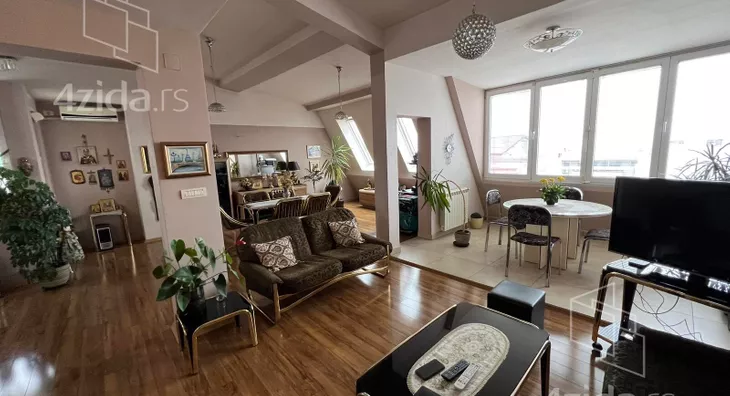 Četvoroiposoban stan | 4zida