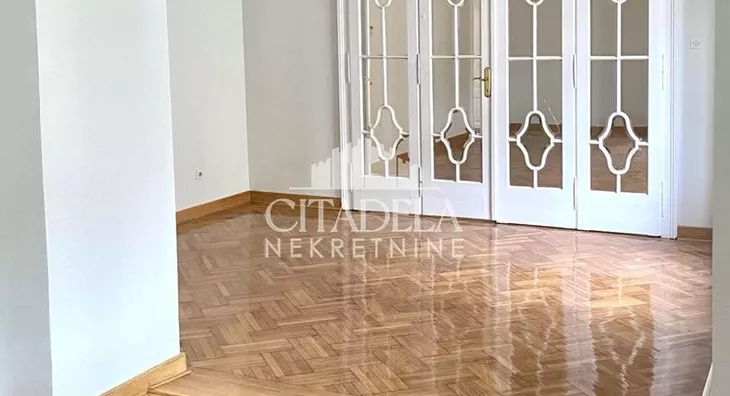 Šestoiposoban stan | 4zida
