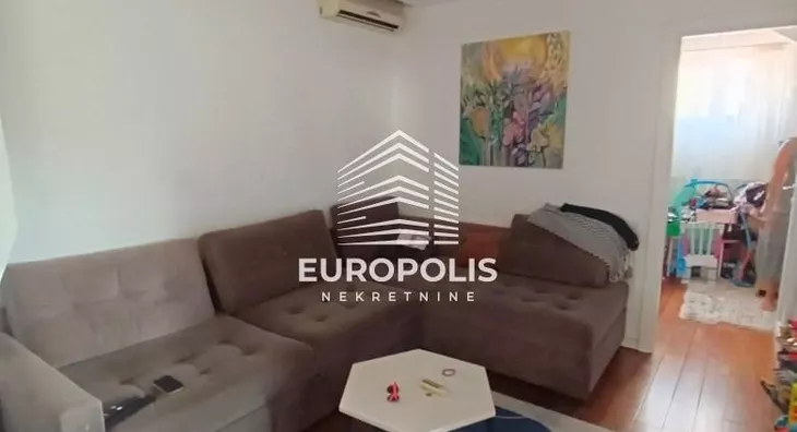 Šestosoban stan | 4zida