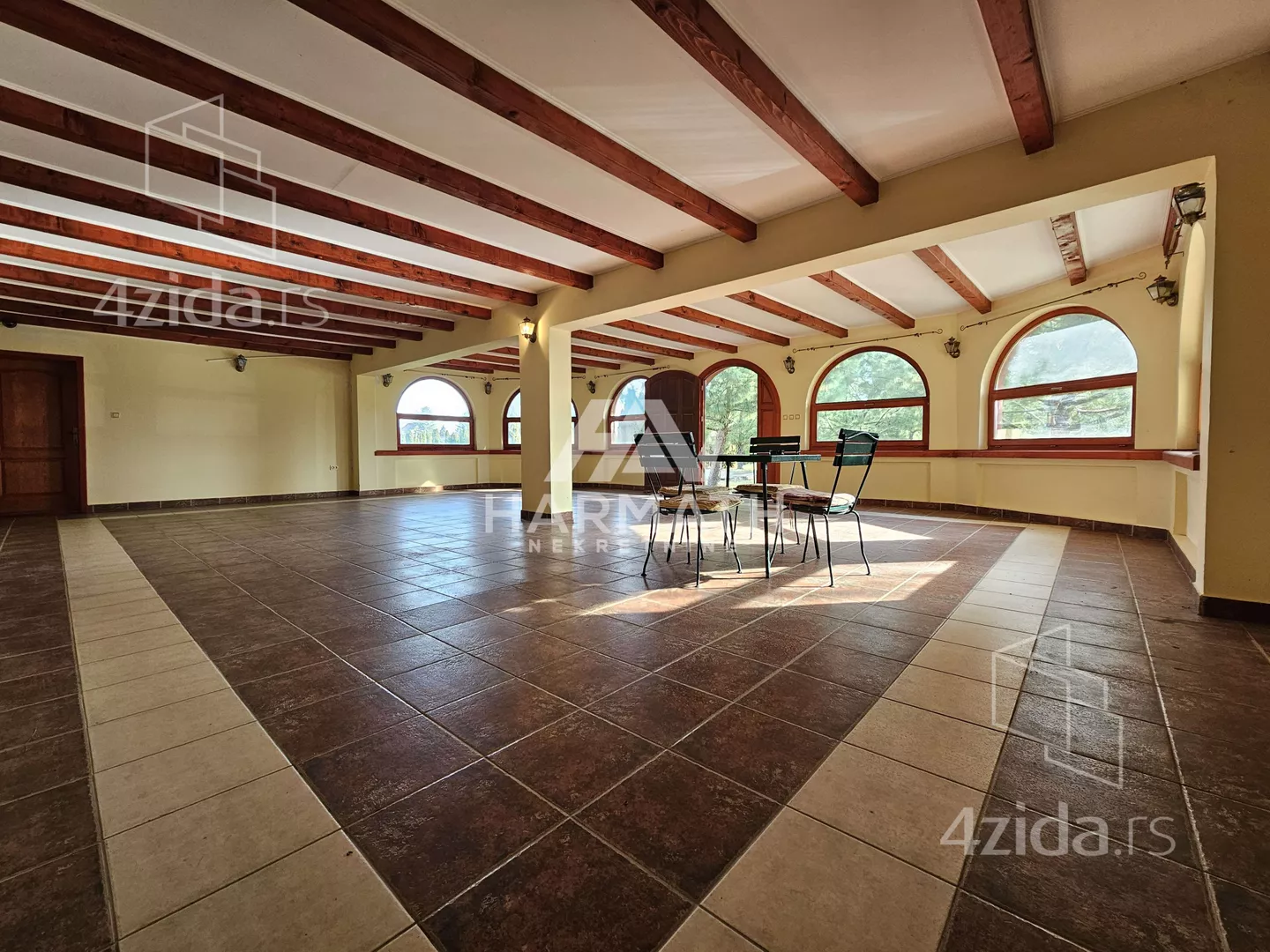 Poslovna zgrada | 4zida