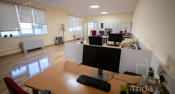 Poslovna zgrada | 4zida