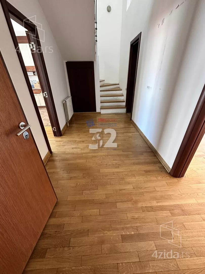 Četvoroiposoban stan | 4zida