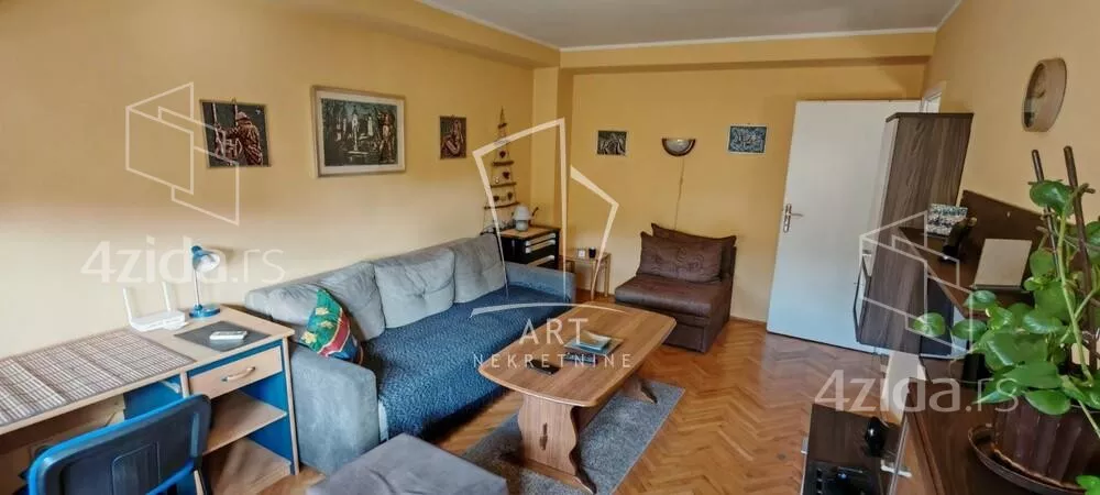 Šestosoban stan | 4zida