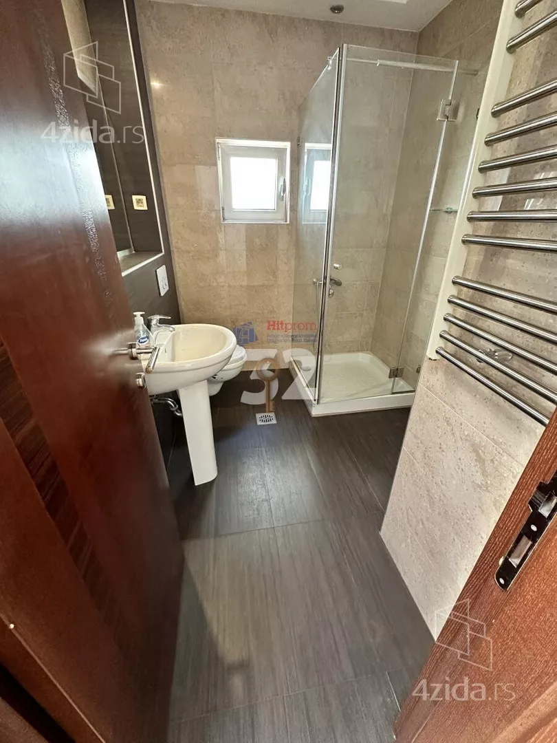 Četvoroiposoban stan | 4zida