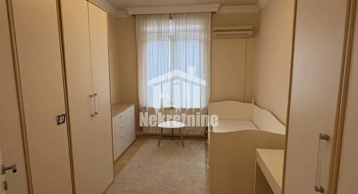 Šestoiposoban stan | 4zida