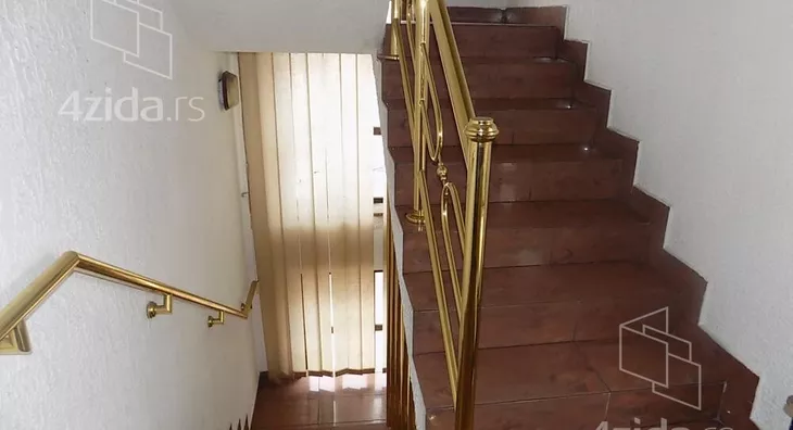 Poslovna zgrada | 4zida