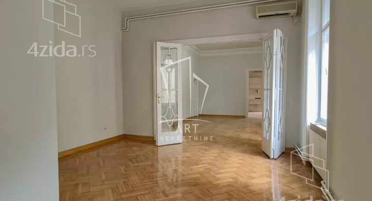 Šestoiposoban stan | 4zida