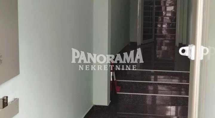 Poslovna zgrada | 4zida