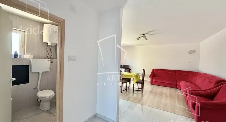 Šestoiposoban stan | 4zida