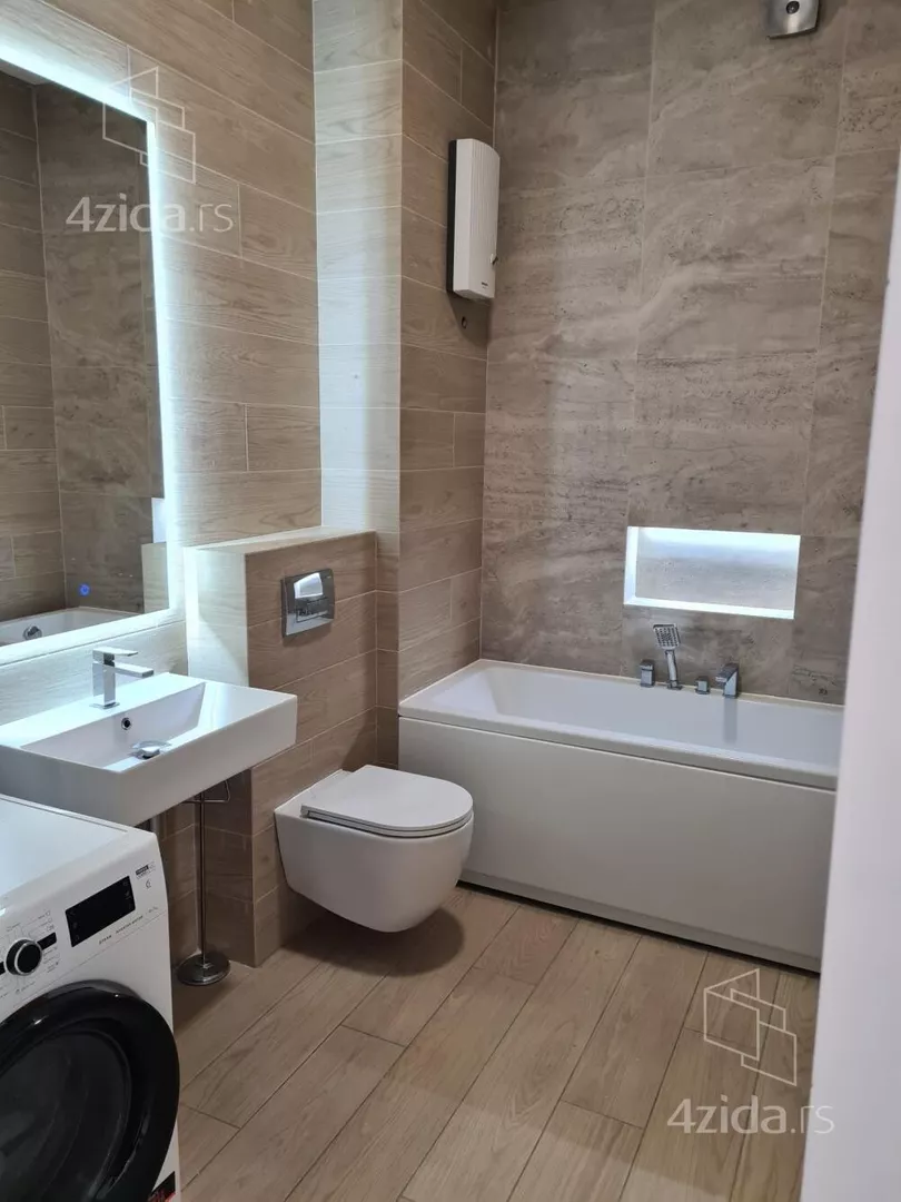 Šestosoban stan | 4zida